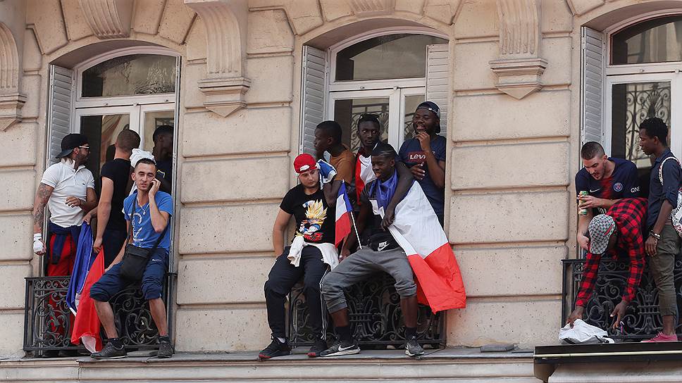 Жители Парижа отмечают победу сборной на столичных балконах