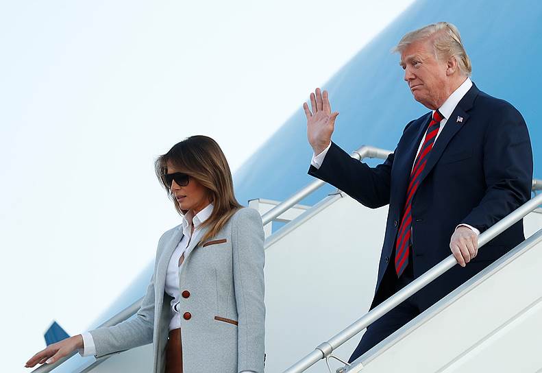 Президент США Дональд Трамп и его супруга Мелания спускаются по трапу 