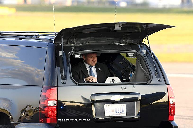 Сотрудник службы безопасности президента США Дональда Трампа осматривает территорию аэропорта