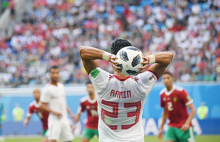 Матч между сборными Марокко и Ирана на стадионе «Санкт-Петербург». Иранский игрок Рамин Резаэян (в центре)