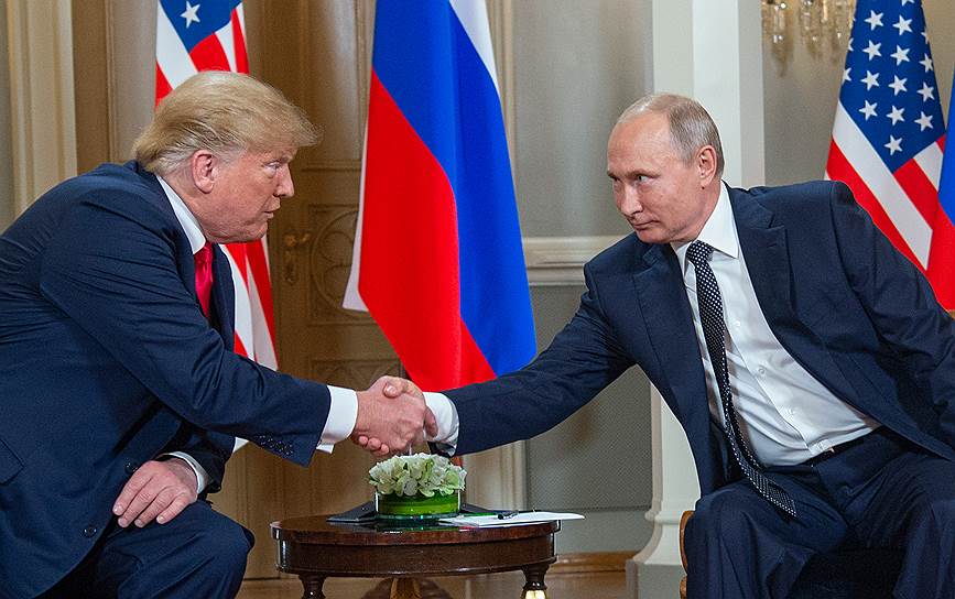 Президенты США и России Дональд Трамп и Владимир Путин пожимают руки 