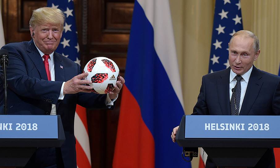 Президент России Владимир Путин в ходе пресс-конференции подарил американскому лидеру Дональду Трампу мяч с ЧМ-2018 по футболу