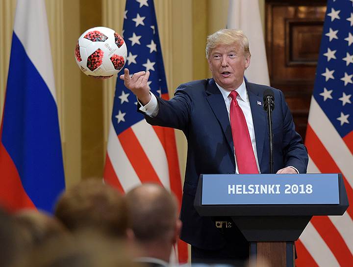 Президент США Дональд Трамп бросает подаренный Владимиром Путиным мяч своей супруге Мелании