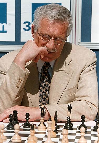 Бывший президент Чехии Вацлав Клаус — страстный игрок в шахматы. В одном из интервью шахматист Анатолий Карпов сказал: «Мне приходилось играть в шахматы с ним, он — сильный игрок. Его сыновья тоже играют очень неплохо». Сам же политик во время одного из своих интервью поинтересовался у журналиста, играет ли тот в шахматы. Получив ответ, начал объяснять реакцию России на события на Украине с позиции шахматного понятия «вынужденный ход»