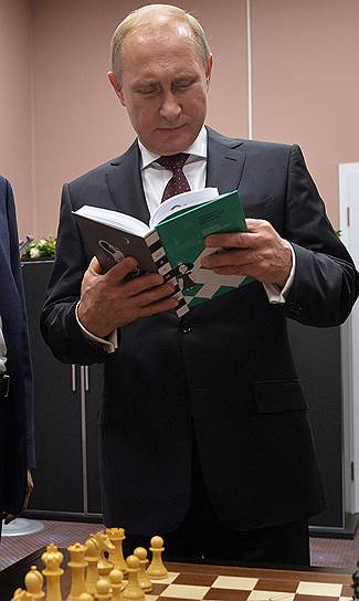 Гроссмейстер Сергей Карякин: «Вы знаете, я никому никогда не поддаюсь. Я часто играю с губернаторами, с мэрами. Никогда не поддавался. С Владимиром Владимировичем, может быть, предложу ничью. Но это максимум. Проигрывать я не буду, потому что я — профессионал, не имею права. А ничью — почему бы нет?» &lt;br>
В 2017 году президент России встретился с шахматистом Сергеем Карякиным и пообещал сыграть партию с президентом FIFA Джанни Инфантино. Любопытно, что пресс-секретарь президента России Дмитрий Песков признался в одном из своих интервью, что никогда не играл в шахматы с Владимиром Путиным
 
