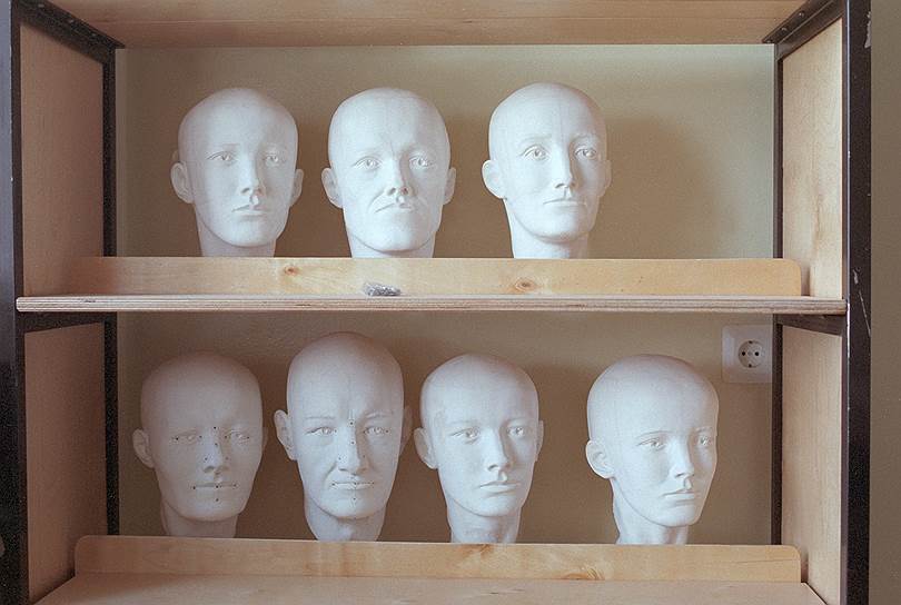 На фото: скульптурные портреты, которые были воспроизведены главным криминалистом Генеральной прокуратуры РФ Сергеем Никитиным во время определения подлинности останков Николая II и его семьи