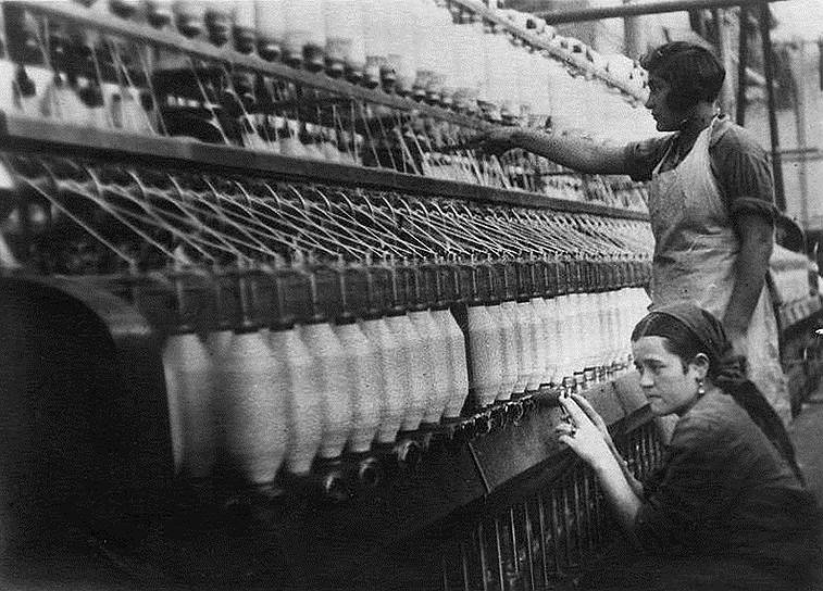Первая волна индустриализации традиционно начиналась с развития ткацкой промышленности. С учетом исключительной важности индустрии именно ее работникам были назначены первые гражданские пенсии