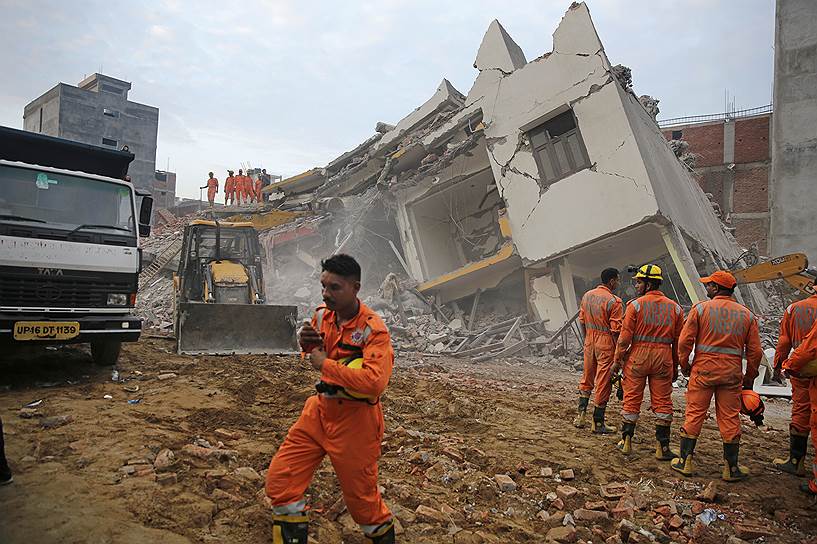 Шахбери, Индия. Спасательные работы на месте обрушения здания