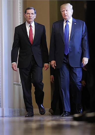 Сенатор-республиканец Джон Баррассо и президент США Дональд Трамп (справа)