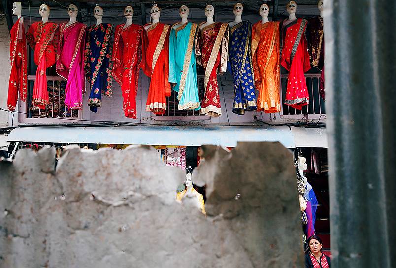 Катманду, Непал. Манекены около магазина одежды