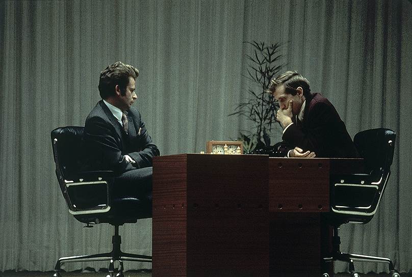В матче за первенство мира 1972 года Борис Спасский (слева) встретился с американским шахматистом Робертом Фишером (справа). Начало игры, названной в прессе «матчем века», дважды переносилось из-за несогласия с финансовыми условиями и неявки Бобби Фишера. Во время матча провокации допускали обе стороны. Так, американский спортсмен не пришел на вторую партию после того, как организаторы отказались убирать камеры из зала, а после шестой партии советская делегация заменила стул Бориса Спасского на кресло