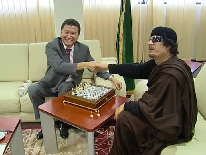 Президент Международной шахматной федерации Кирсан Илюмжинов (слева) в марте 2004 года договорился с главой Ливии Муамаром Каддафи (справа) о проведении чемпионата мира в Триполи. Несколько известных гроссмейстеров осудили выбор FIDE, поскольку Ливия запрещает въезд евреям. Их опасения подтвердил сын ливийского лидера Мухаммед, возглавляющий оргкомитет турнира и заявивший, что «не желает видеть у себя никаких сионистов». Под давлением FIDE команду Израиля в Триполи все же пригласили, но она не приехала «из соображений безопасности»