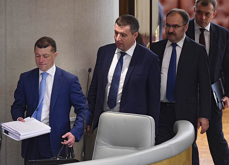 Слева направо: министр труда и социальной защиты России Максим Топилин, заместитель министра труда и социальной защиты России Андрей Пудов и председатель правления Пенсионного фонда России Антон Дроздов