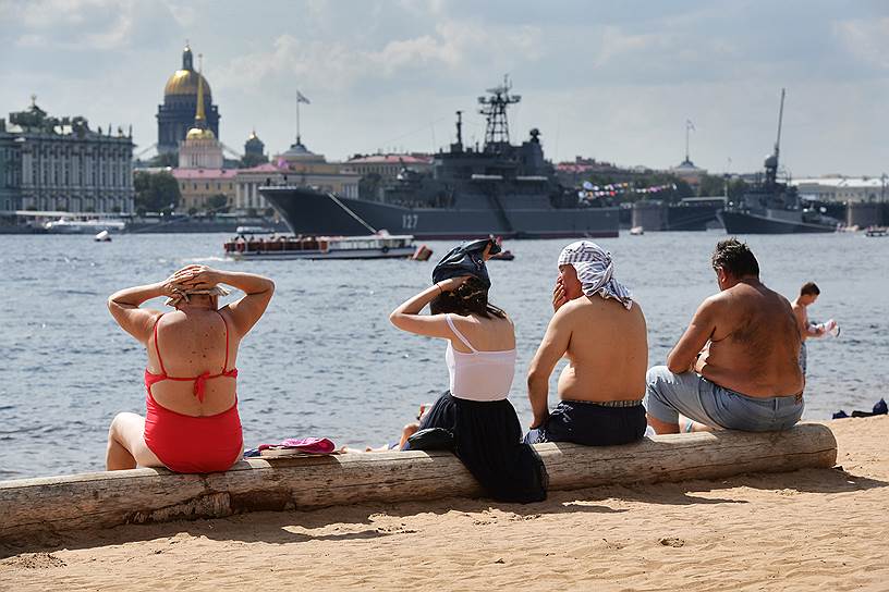 Санкт-Петербург, Россия. Отдыхающие на пляже в акватории Невы