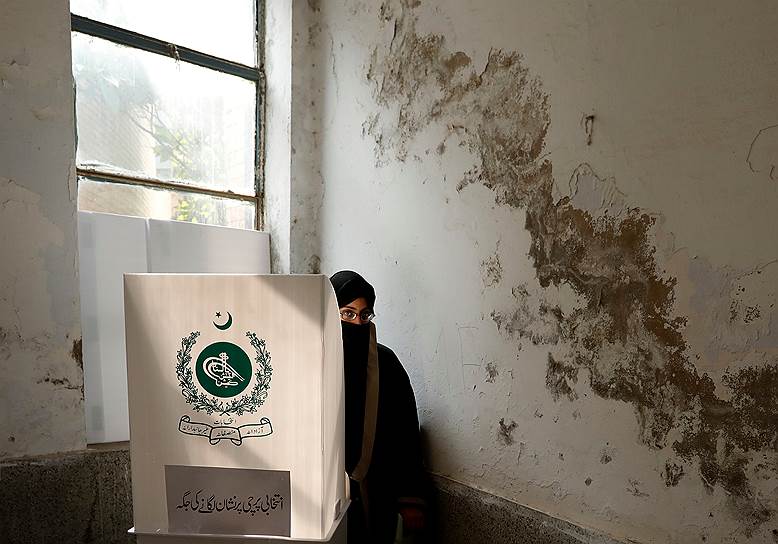Равалпинди, Пакистан. Женщина голосует на всеобщих выборах