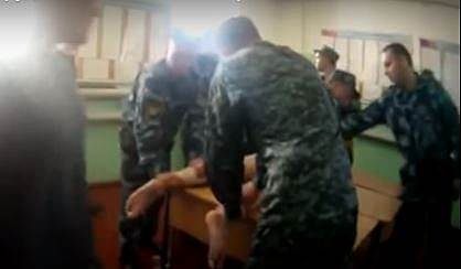 Кадр из видео с пытками Евгения Макарова