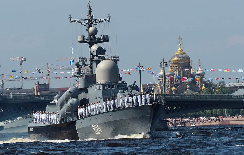 Санкт-Петербург. Большой ракетный катер «Моршанск» во время военно-морского парада