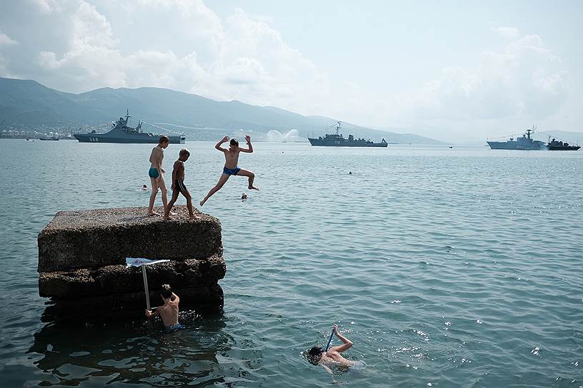 Новороссийск. Дети купаются на фоне кораблей