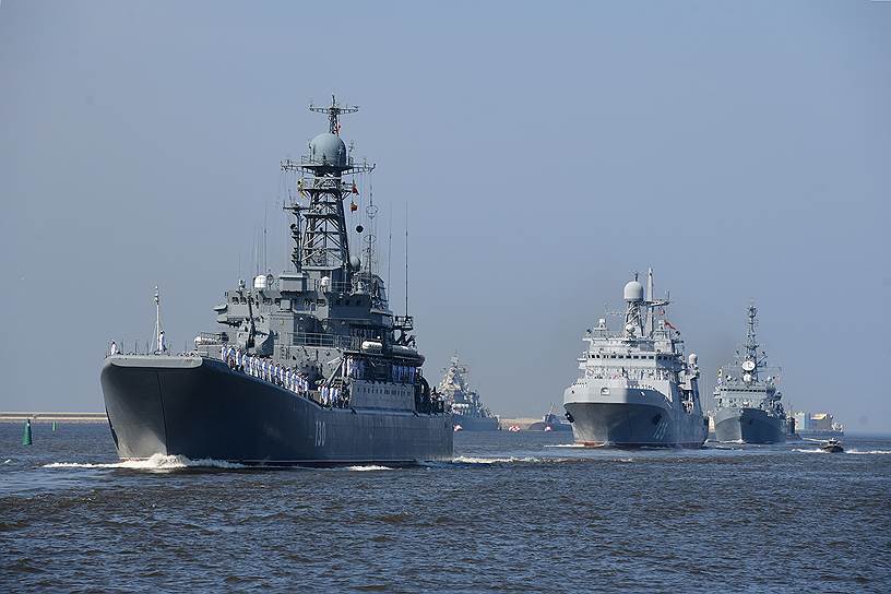 Кронштадт. В парадном строю прошли 11 кораблей, в том числе недавно вошедший в состав ВМФ фрегат «Адмирал Горшков» и подлодка «Владикавказ»

