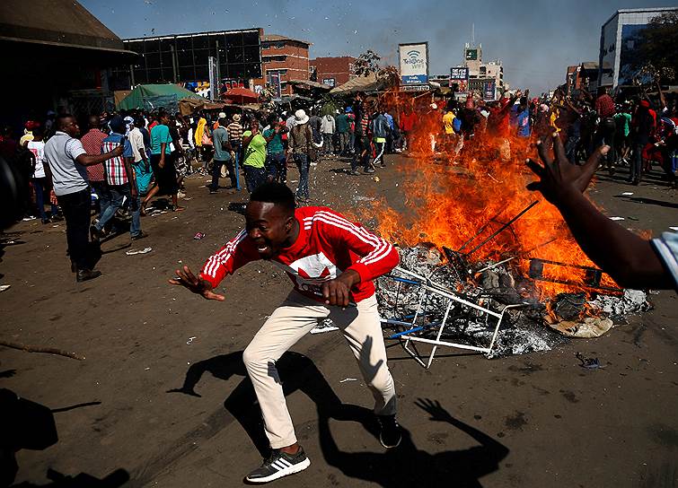 Хараре, Зимбабве. Сторонники оппозиционного Движения за демократические перемены заблокировали улицу