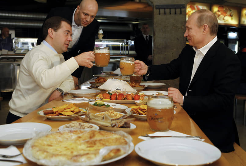 Президент России Дмитрий Медведев (слева) с премьер-министром Владимиром Путиным в московском баре «Жигули», 1 мая 2012 года 