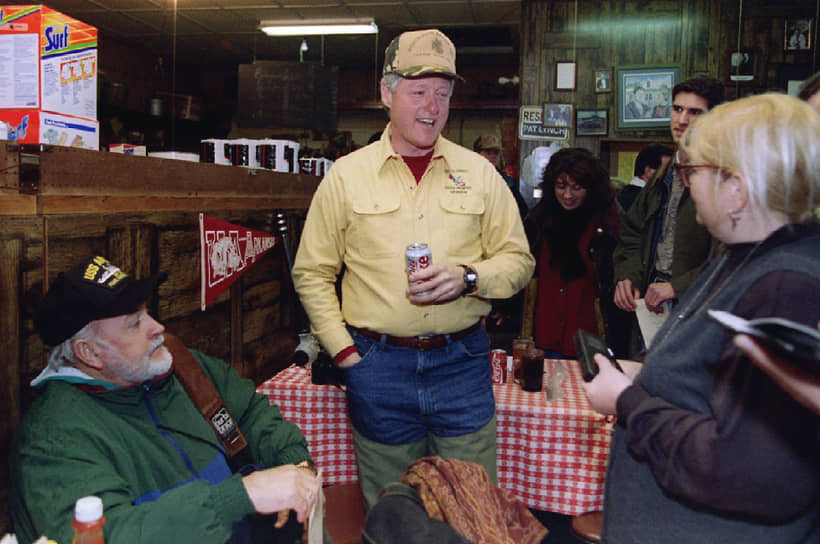 Президент США Билл Клинтон общается с журналистами в неформальной обстановке, январь 1995 года