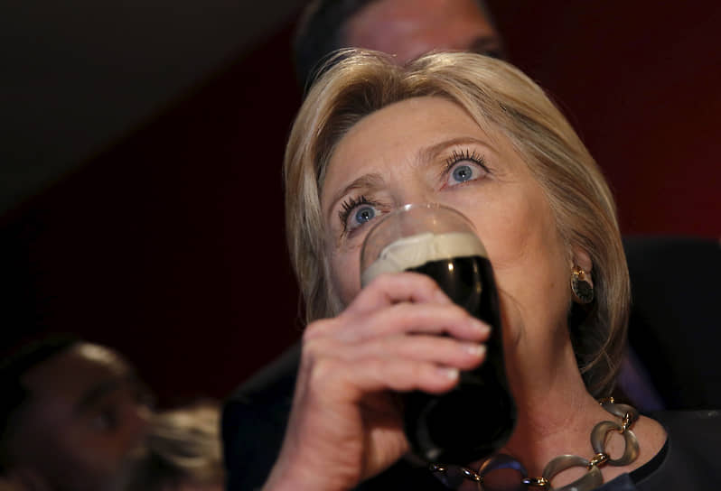 Хиллари Клинтон в одном из баров Янгстауна (штат Огайо) во время президентской кампании, март 2016 года