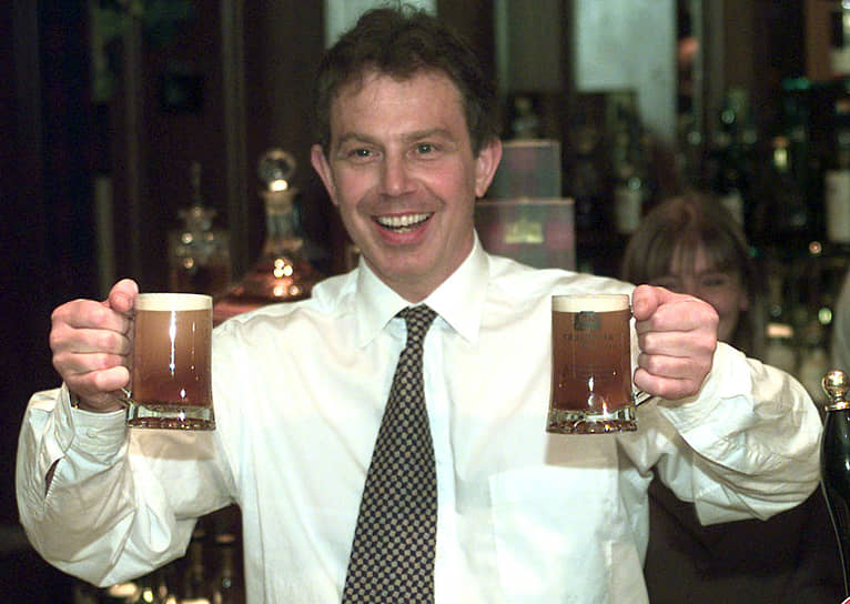 Лидер британских лейбористов Тони Блэр с пивом, сваренным специально к выборам в Эдинбурге, апрель 1997 года