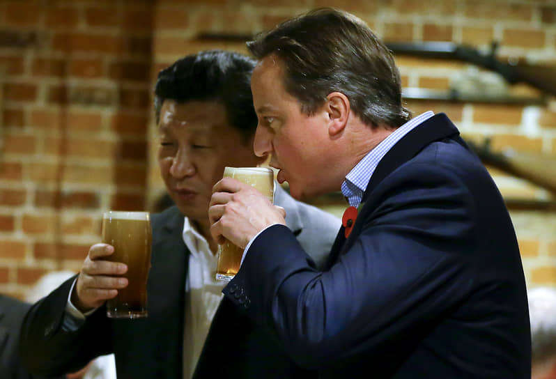 Британский премьер-министр Дэвид Кэмерон (справа) с лидером КНР Си Цзиньпином в английском пабе в окрестностях Лондона, октябрь 2015 года