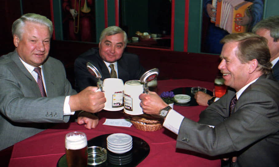 Президент Чехии Вацлав Гавел (справа) с президентом России Борисом Ельциным в пражском баре, август 1993 года