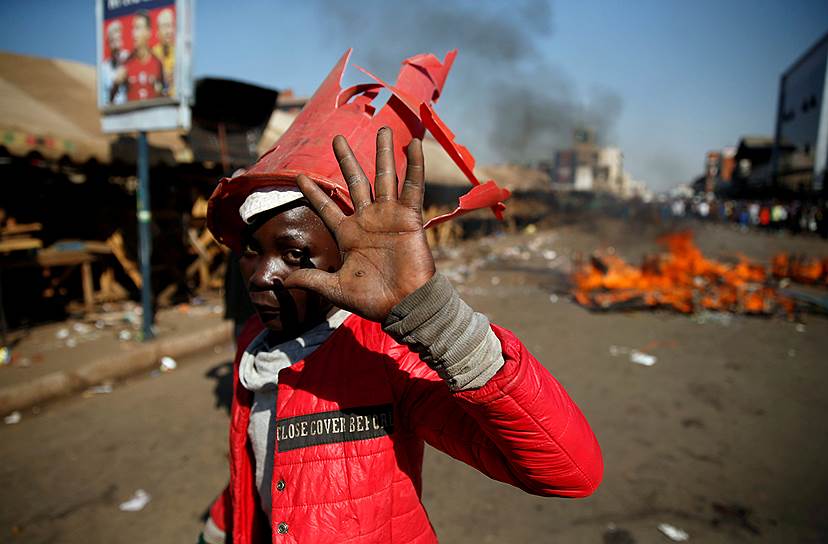 Хараре, Зимбабве. Сторонники Движения за демократические перемены принимают участие в акции протеста
