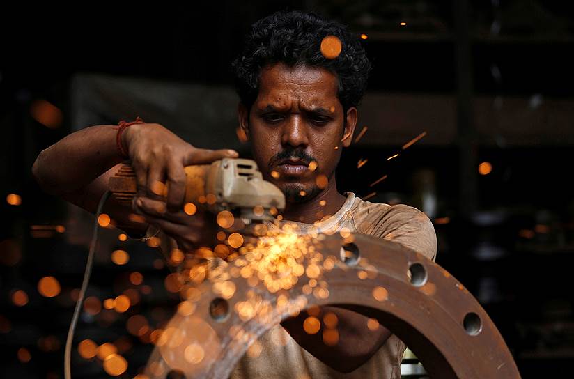 Мумбаи, Индия. Рабочий завода
