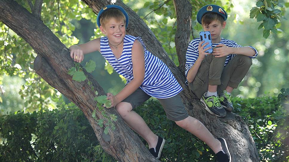 Дети в форме десантников в Парке Горького
