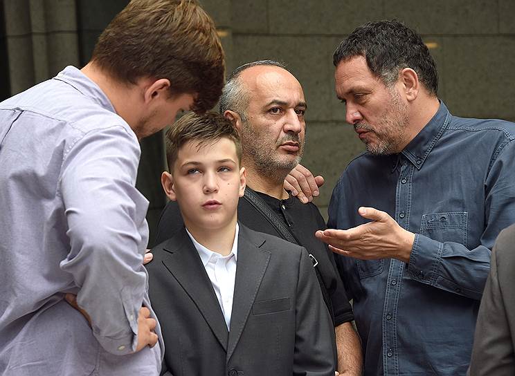 Журналист Максим Шевченко (справа) и сын Орхана Джемаля Мансур (второй слева) во время прощания с журналистом Орханом Джемалем в Соборной мечети
