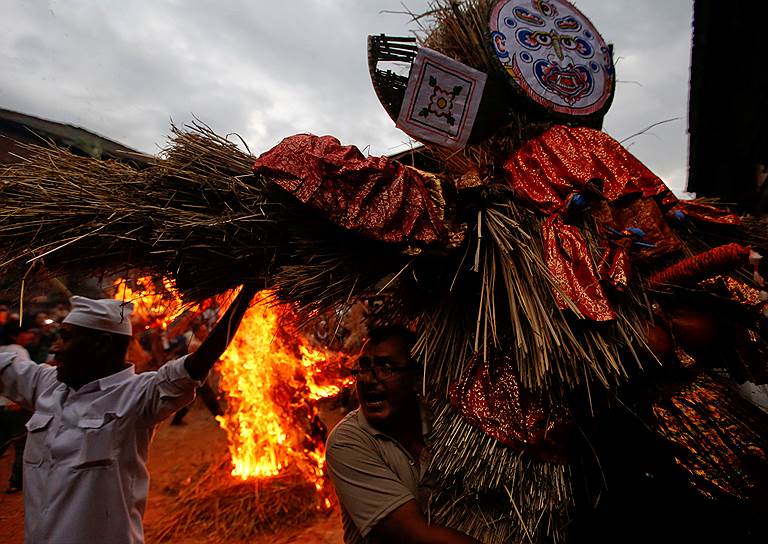 Бхактапур, Непал. Люди несут чучело демона Гантакарны во время религиозного фестиваля