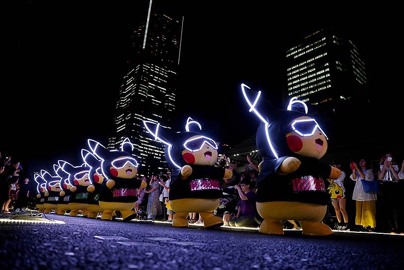 Йокогама, Япония. Ночной парад с участием людей, наряженных в костюмы Пикачу