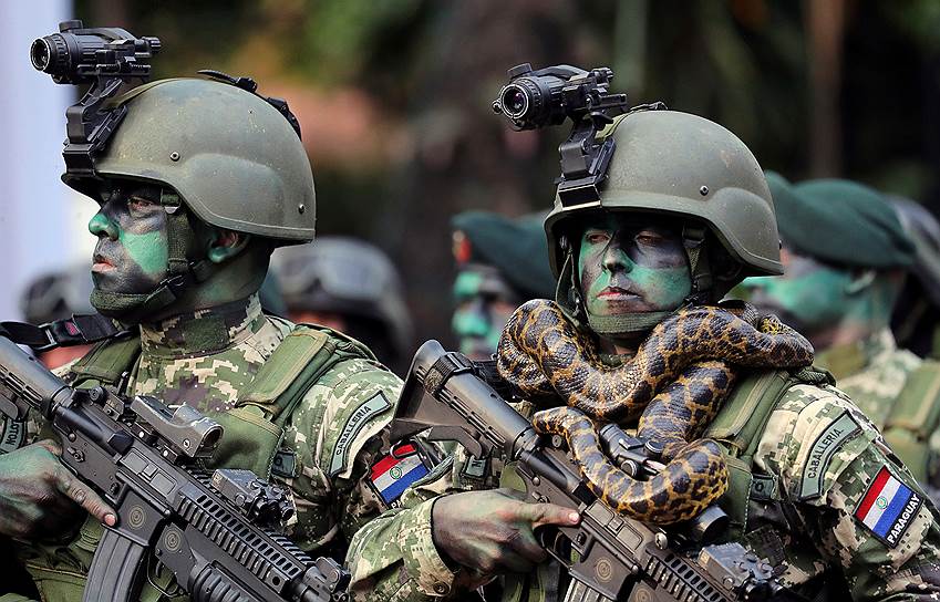 Асунсьон, Парагвай. Подразделение особого назначения принимает участие в военном параде 