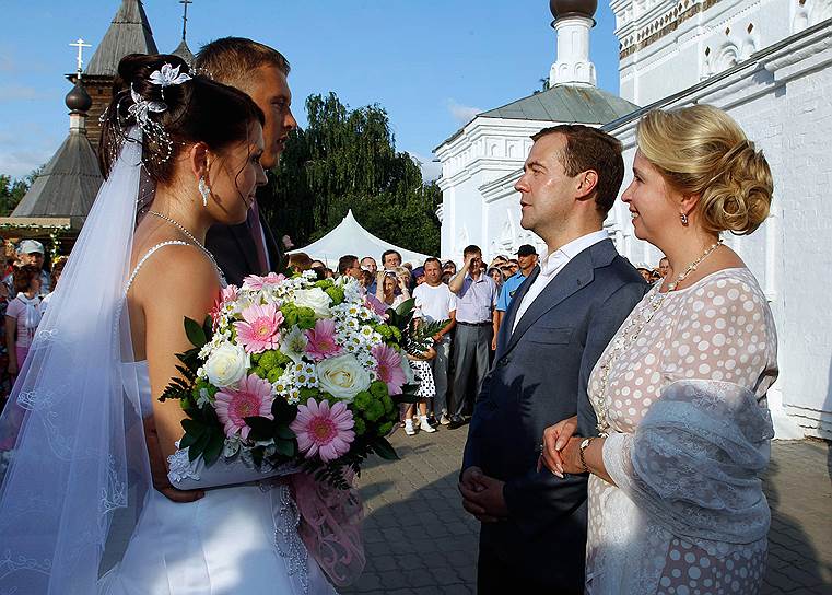 В июле 2011 года президент России Дмитрий Медведев вместе с супругой Светланой посетили Муром в День семьи, любви и верности. Они поклонились мощам Петра и Февронии, поздравили молодую супружескую пару со свадьбой и подарили им фарфоровый чайный сервиз на память