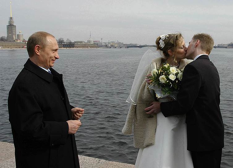 В апреле 2003 года президент России Владимир Путин поздравил новобрачных, которых встретил на берегу Невы в Санкт-Петербурге