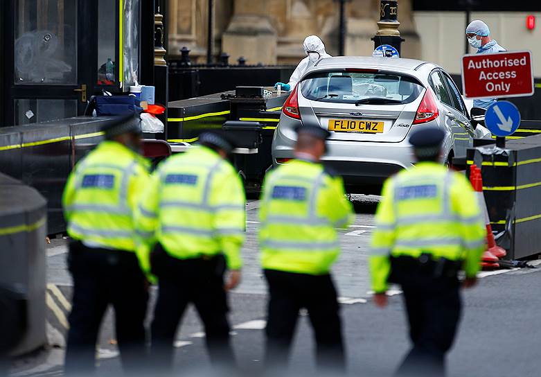 14 августа. В Лондоне в ограждение у здания парламента Великобритании &lt;a href=&quot;/doc/3713448&quot;>врезался автомобиль&lt;/a>. По данным СМИ, наезд совершил иммигрант из Судана. Полиция Лондона рассматривает инцидент как теракт