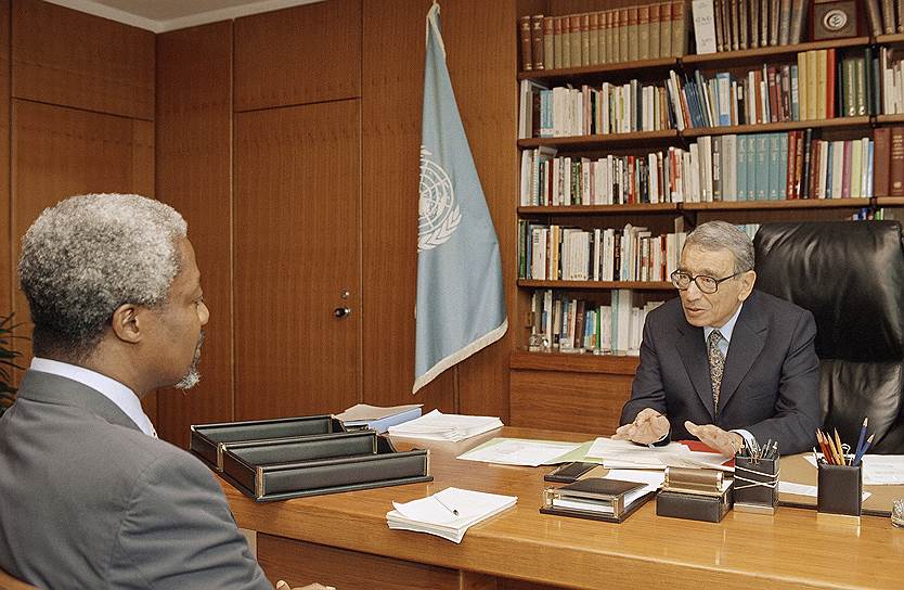В 1962 году Кофи Аннан начал работать в ООН и в течение 30 лет занимал различные посты в структурах организации. Он руководил учреждениями ООН в Эфиопии, Швейцарии, Египте и США, работал в качестве помощника генсека по Программе планирования, бюджета и финансирования, участвовал в переговорах с Ираком по формуле «нефть в обмен на продовольствие». 1 марта 1993 года Кофи Аннан был назначен заместителем тогдашнего генсека ООН Бутроса-Гали (справа) по вопросам миротворческих операций


