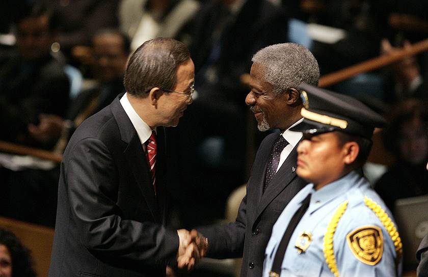 Кофи Аннан пытался закончить свою карьеру глобальными реформами — открыть Совбез для новых членов и создать новый совет по правам человека. Однако СБ и Генассамблея эти предложения отвергли. 31 декабря 2006 года Аннан уступил свое кресло южнокорейцу Пан Ги Муну (слева). Подводя итоги десятилетней карьеры, Кофи Аннан обратился к своему преемнику: «Как уже было однажды сказано с этой трибуны, вам предстоит взяться за самую тяжелую работу на планете. Возможно это и так, но я бы добавил, что это также и самая увлекательная работа на Земле»