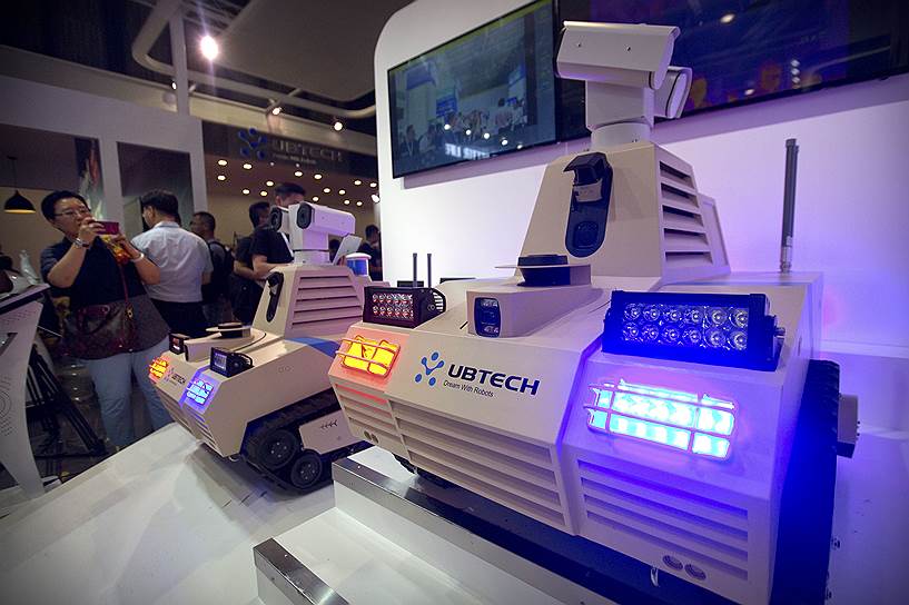 Производитель робототехники UBTech Robotics представил роботов-охранников, оснащенных камерами слежения и микрофонами