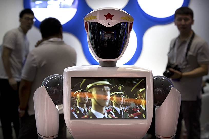 На экране робота проигрывается запись с военными Китая (производитель — Jiangsu Eastern Golden Jade Intelligent Robot Co.)