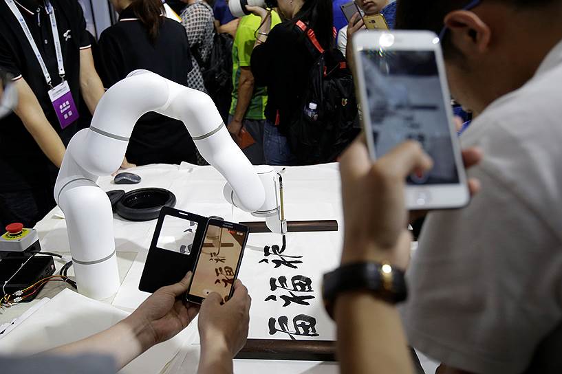 Китайская Cheetah Mobile представила роботизированную  руку, имеющую способности в каллиграфии