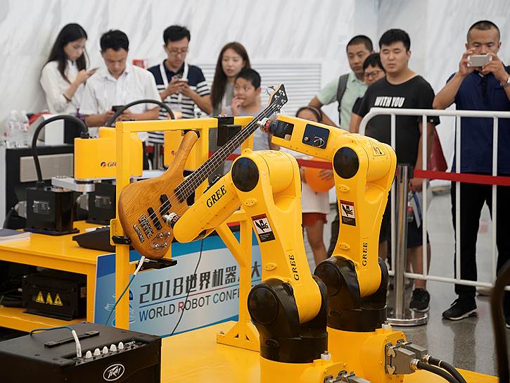 Китайская компания Gree Electric представила робота, способного сыграть на гитаре