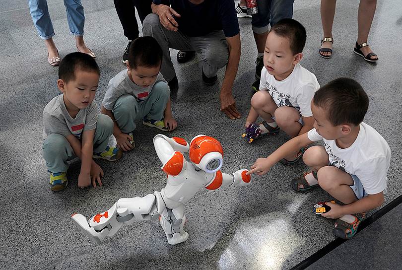 Дети наблюдают за роботом, способного повторить элементы китайского боевого искусства (тайцзицюань)