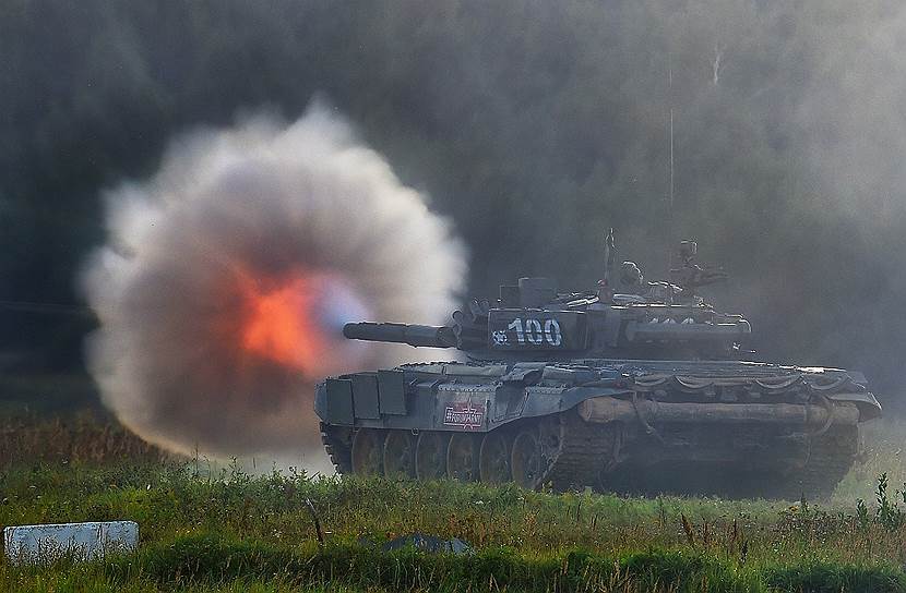 В первый день форума гости увидели в действии танки Т-90, Т-72Б3, Т-80У и танк Т-14 «Армата»
