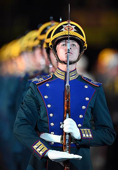 Военнослужащие роты специального караула Президентского полка службы коменданта Московского Кремля ФСО России во время церемонии.