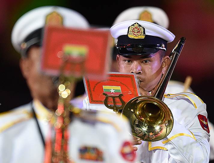 Военный оркестр Мьянмы во время церемонии.